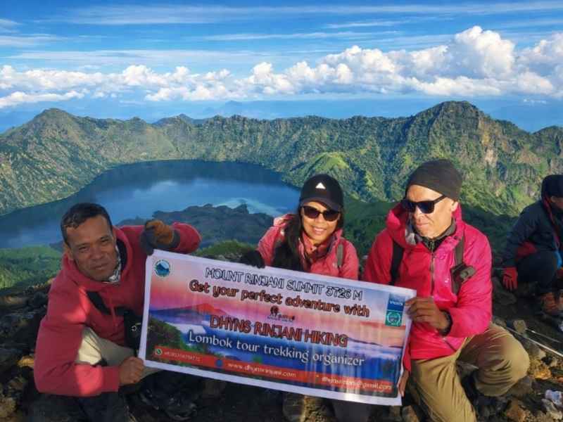 4 Days Trekking Mount Rinjani Summit Lake Hot Springs